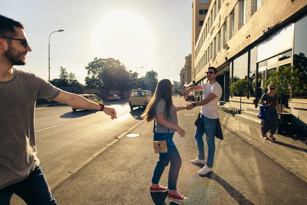 Grupo Jóvenes Caminando Por Una Calle Una Ciudad —  Fotos de Stock