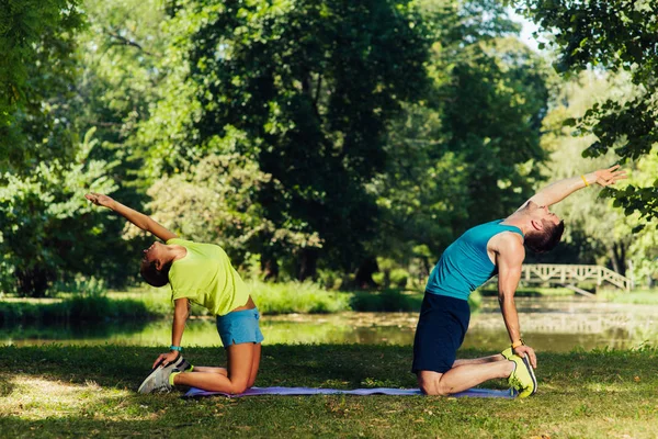 Fitness Casal Exercitando Parque — Fotografia de Stock