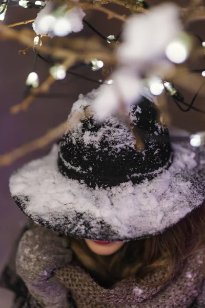 Menina Com Chapéu Preto Com Neve Frente Das Luzes Árvore — Fotografia de Stock