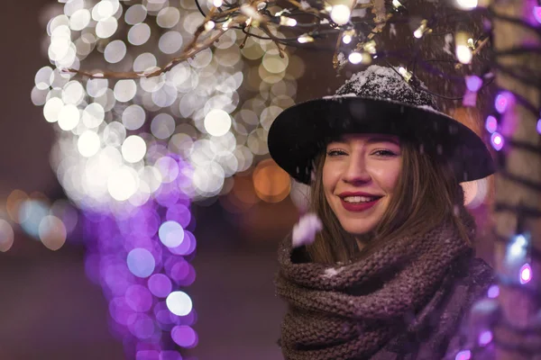 Chapeau Rouge Fille Debout Devant Les Lumières Sapin Noël Nuit — Photo