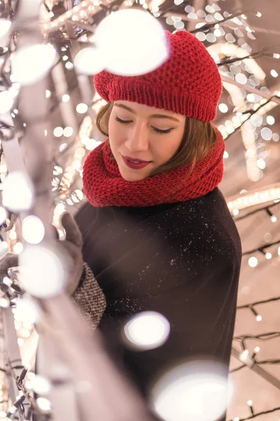 Red Hat Dívka Stojící Uvnitř Vánoční Stromky Noci — Stock fotografie