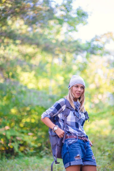 Jonge Vrouw Lopen Alleen Het Bos Concept Van Het Wandelen — Stockfoto
