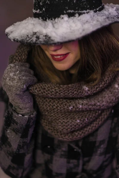 Jeune Fille Avec Chapeau Noir Avec Neige Debout Devant Les — Photo