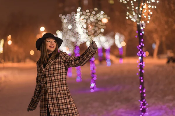 Ung Pige Holder Stjernekastere Til Jul Vinteren Alene Parken - Stock-foto