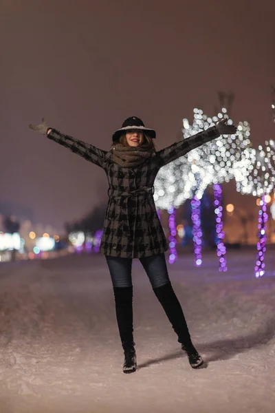 Jeune Fille Marchant Devant Les Arbres Décorés Lumières Colorées Pour — Photo