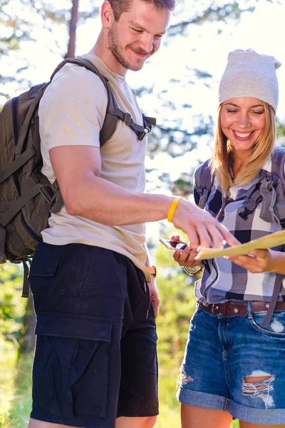 Pareja Joven Revisando Mapa Escuchando Música Mientras Caminan Por Bosque — Foto de Stock