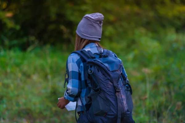 Młoda Kobieta Spaceru Sam Lesie Koncepcja Piesze Wycieczki Góry Latem — Zdjęcie stockowe