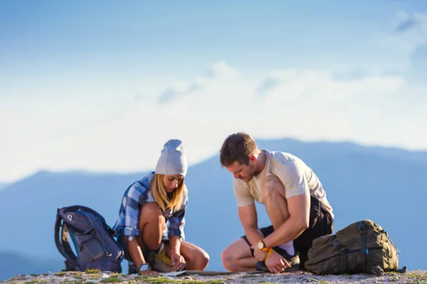 Couple Checking Position Map Enjoying Peak Mountain Cliff Sunset Defocused — Stock Photo, Image