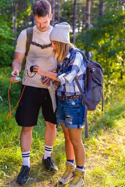 Pareja Joven Tocando Música Altavoz Externo Mientras Camina Por Bosque — Foto de Stock