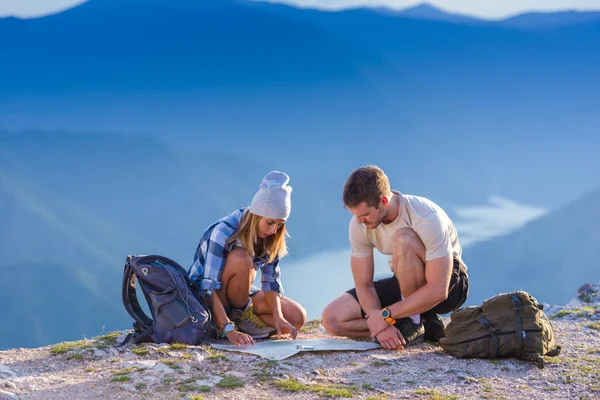 Una Pareja Comprobando Posición Mapa Disfrutando Cima Montaña Acantilado Atardecer — Foto de Stock