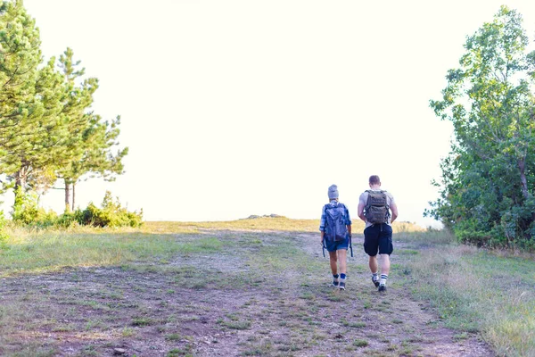 Jeune Couple Marchant Dans Forêt Concept Randonnée Montagne Été — Photo