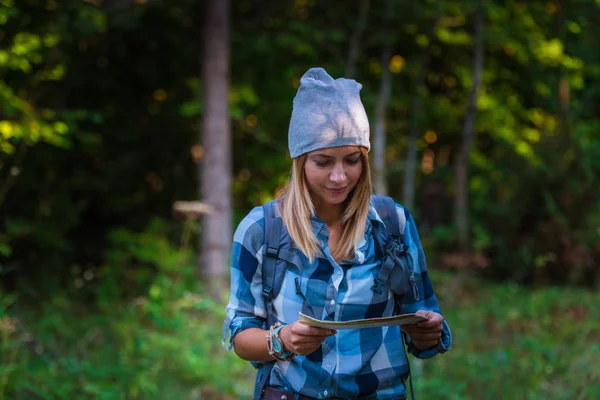 Jonge Vrouw Lopen Alleen Het Bos Met Een Kaart Concept — Stockfoto