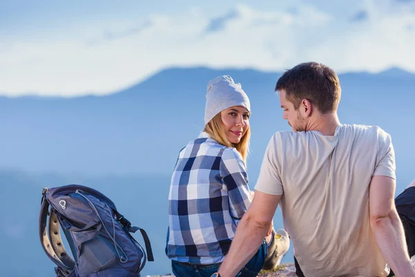 Casal Desfrutando Vista Sobre Pico Montanha Penhasco Pôr Sol Sucesso — Fotografia de Stock