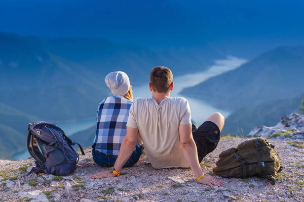 Casal Desfrutando Vista Sobre Pico Montanha Penhasco Pôr Sol Sucesso — Fotografia de Stock