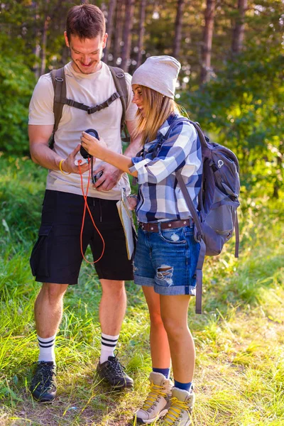 Pareja Joven Tocando Música Mientras Camina Por Bosque Concepto Senderismo — Foto de Stock