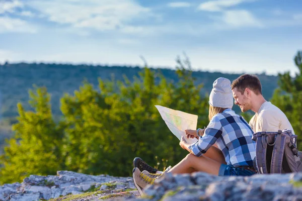 Ett Par Njuter Toppen Berget Klippa Solnedgången Framgång Vinnare — Stockfoto