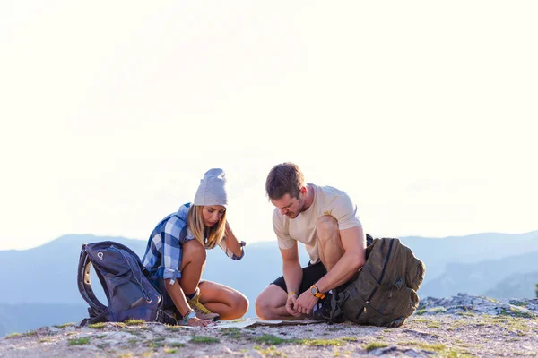 Couple Enjoying Peak Mountain Cliff Sunset Success Winners — Stock Photo, Image