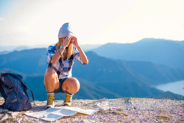 Una Mujer Poniéndose Sombrero Cima Montaña Acantilado Atardecer Disfrutar Libertad — Foto de Stock