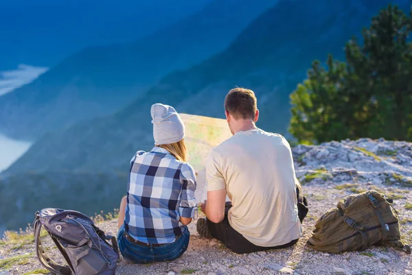 Ein Paar Überprüfen Ihre Position Auf Der Karte Und Genießen — Stockfoto