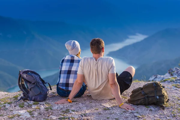 Casal Desfrutando Vista Sobre Pico Montanha Penhasco Pôr Sol Sucesso — Fotografia de Stock