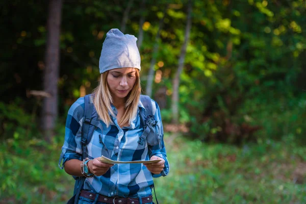 Jonge Vrouw Lopen Alleen Het Bos Met Een Kaart Concept — Stockfoto