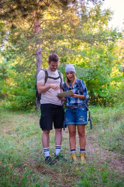 Casal Jovem Andando Floresta Conceito Caminhadas Montanha Verão — Fotografia de Stock