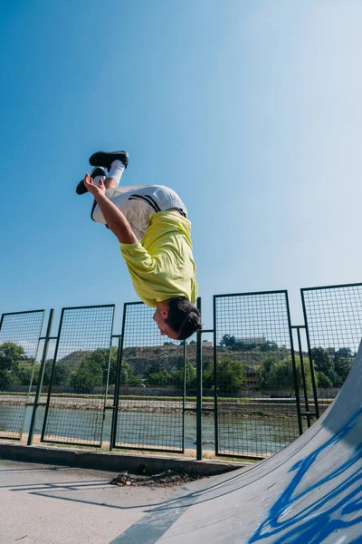 Akrobat Trainiert Parkour Übung Beim Rückwärtsspringen — Stockfoto