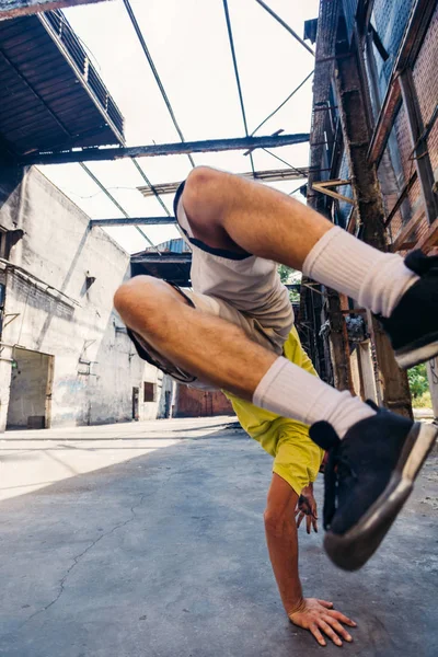 Sportieve Man Houdt Een Evenwicht Grond Met Één Hand — Stockfoto