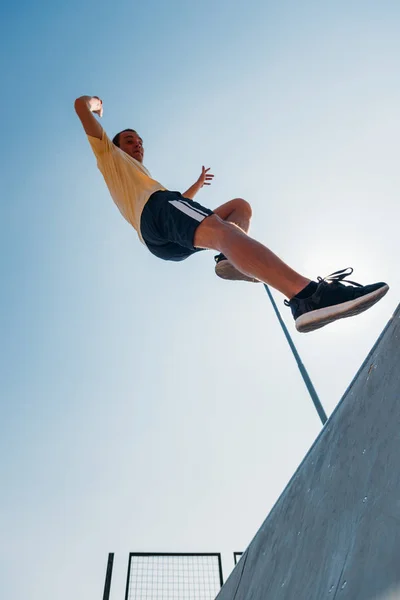 Parkour Man Edzés Kemény Miközben Fut Akadályokat Skatepark — Stock Fotó