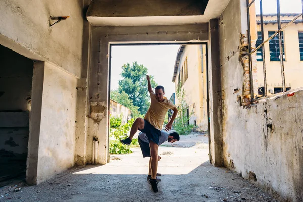 Parkour Facet Szkolenia Parkour Podczas Skoków Zewnątrz — Zdjęcie stockowe