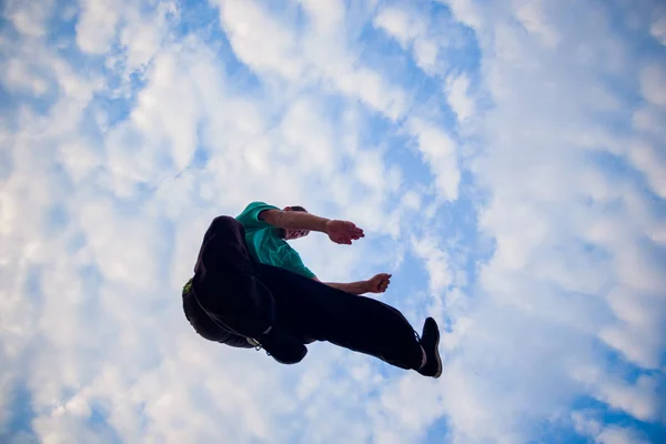 Młody Człowiek Ćwiczy Parkour Pod Błękitnym Niebem — Zdjęcie stockowe