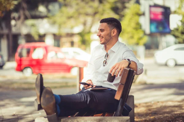 Fröhlicher Junger Geschäftsmann Verbringt Zeit Park Sitzt Auf Einer Bank — Stockfoto