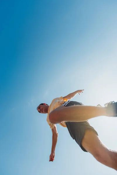 Parkour Man Oefent Parkour Onder Blauwe Hemel — Stockfoto