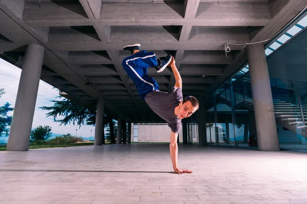 Sportif Adam Dışarıda Parkour Amuda Kalkıyor — Stok fotoğraf