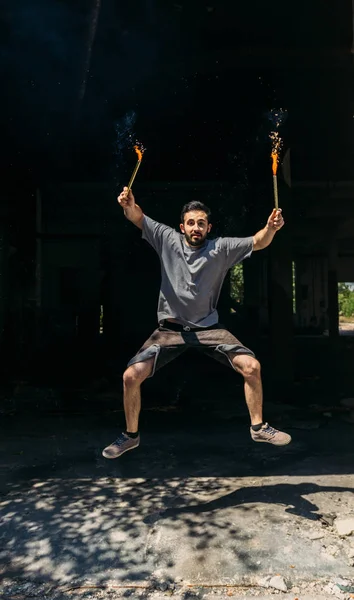 Sportlicher Typ Beim Springen Mit Feuerwerkskerze — Stockfoto