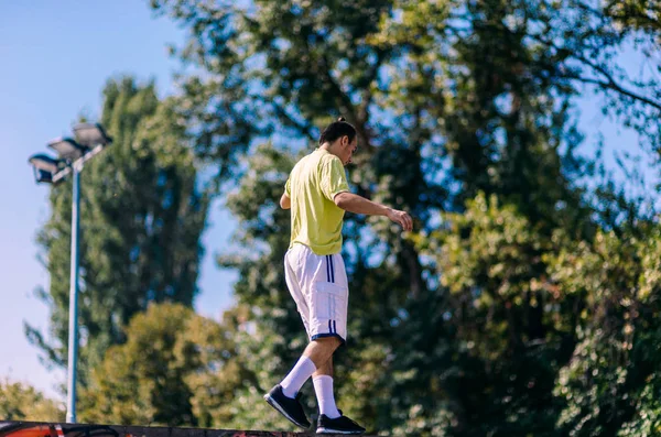 Όμορφος Άνθρωπος Προπόνηση Parkour Ενώ Περπάτημα Στην Άκρη — Φωτογραφία Αρχείου