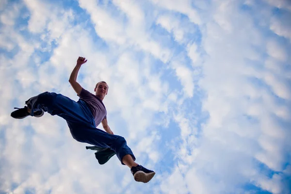 Adulto Cara Fazendo Parkour Abaixo Céu Azul — Fotografia de Stock