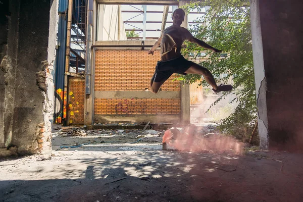 Parkour Man Training Colored Smoke Bombs — Stock Photo, Image