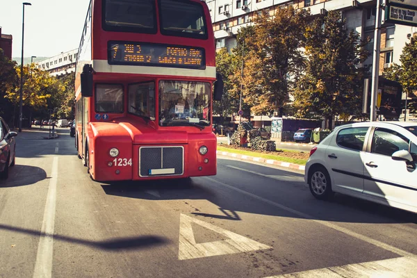 Bir Adam Yaz Günü Büyük Bir Trafik Sıkışıklığı Varken Kırmızı — Stok fotoğraf