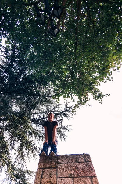 Free Runner Jumping Wall While Training Parkour — Stock Photo, Image