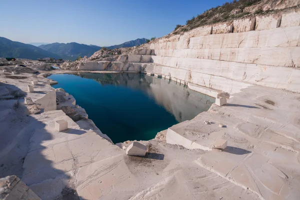 Marmorsteinbruch Landschaft Den Bergen Mit Türkisfarbenem Seewasser — kostenloses Stockfoto