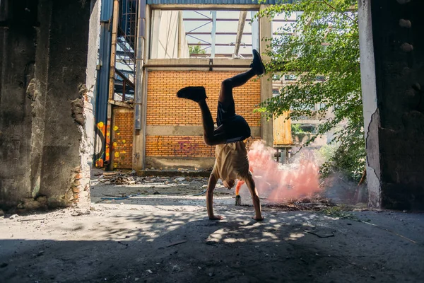 Acrobat Man Training Parkour Fábrica Abandonada —  Fotos de Stock