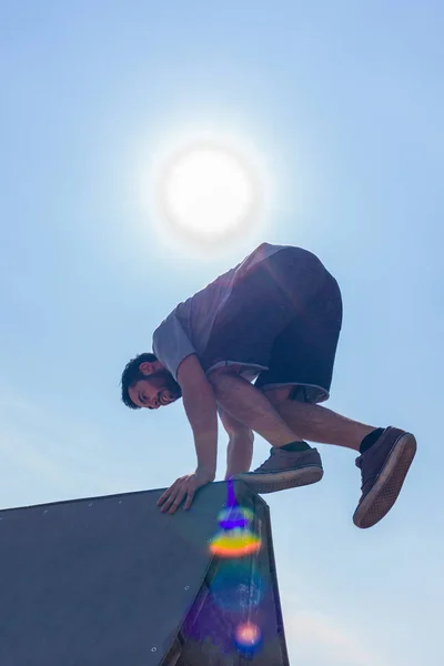 Sportig Man Upprätthåller Balans Pyramid Skatepark — Stockfoto