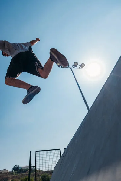 Parkour Uomo Azione Durante Allenamento Allo Skatepark — Foto Stock