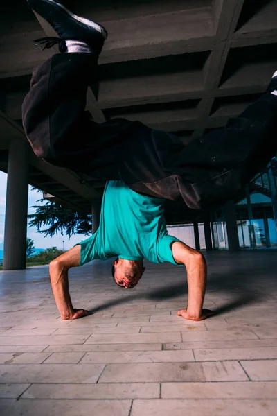 Sportsman Training Parkour Exercise While Doing Handstand — Stock Photo, Image