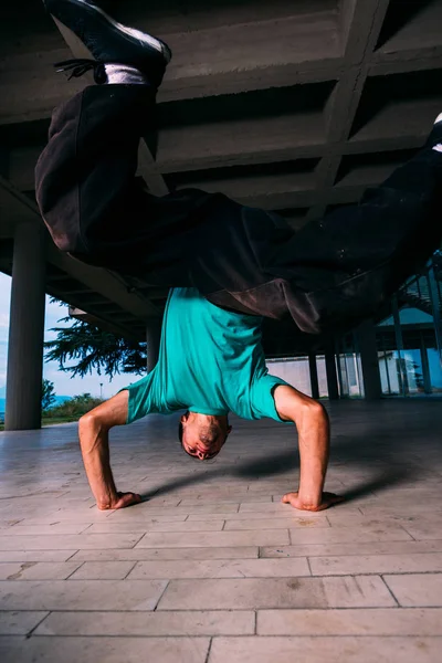 Sportman Training Parkour Oefening Tijdens Het Doen Van Handstand — Stockfoto