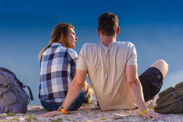 Casal Desfrutando Vista Sobre Pico Montanha Tendo Momento Zen Penhasco — Fotografia de Stock