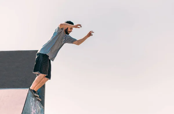 フルボディポートレートのParkour男ジャンプ高いですでザSkatpark — ストック写真