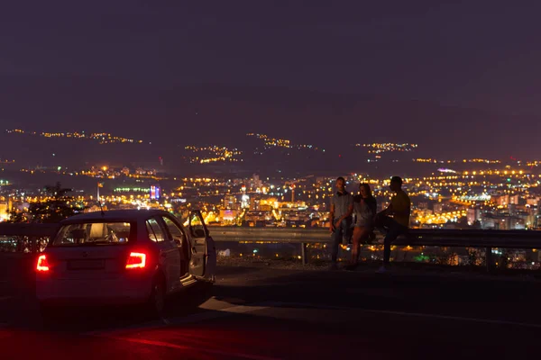 Drie Vrienden Praten Het Adembenemende Uitzicht — Stockfoto