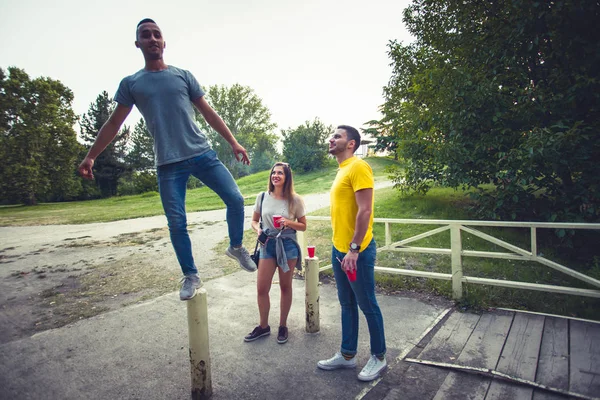 Unachtsame Junge Leute Amüsieren Sich Park Und Lächeln Während Einer — Stockfoto